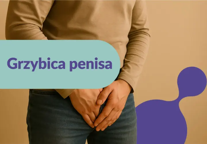 Mężczyzna w dżinsach i beżowej bluzie zakrywa dłonią krocze. Na zdjęciu napis "Grzybica penisa".
