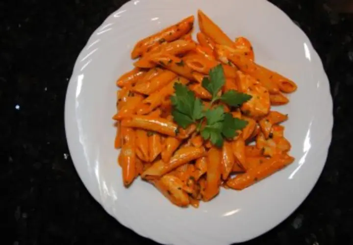 Prosty przepis na penne pollo – makaron z kurczakiem, który zachwyci każdego