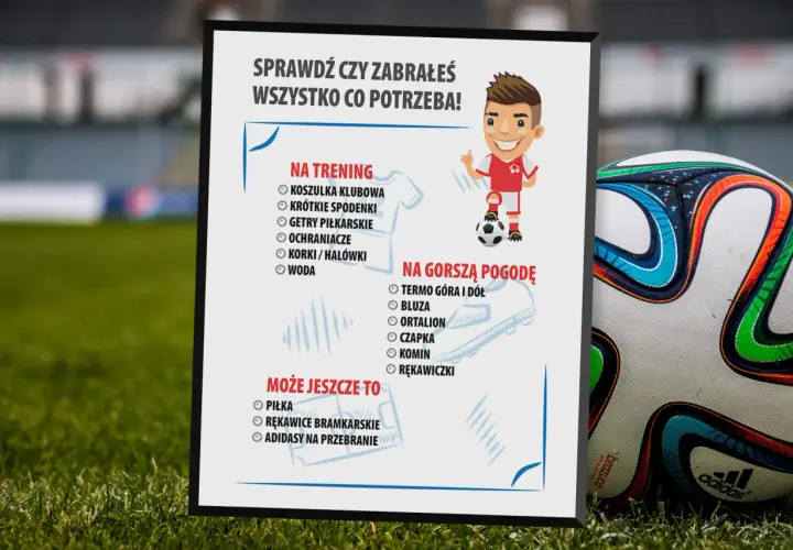 Lista rzeczy na trening piłkarski: koszulka, spodenki, getry, ochraniacze, korki, woda. Na gorszą pogodę: termo, bluza, ortalion, czapka, komin, rękawiczki.