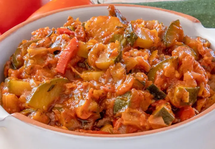 Pyszny bigos z cukinii z pomidorami i papryką, duszony do miękkości.