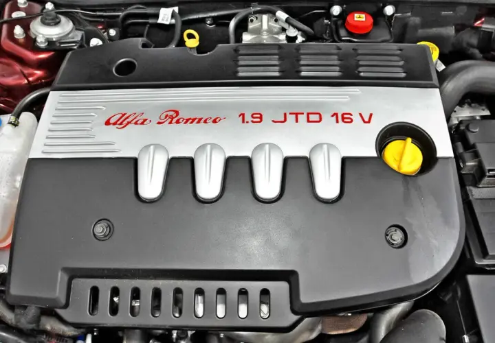 Silnik Alfa Romeo 1.9 JTD 16V. Zastanawiasz się, ile kosztuje robocizna wymiany silnika?