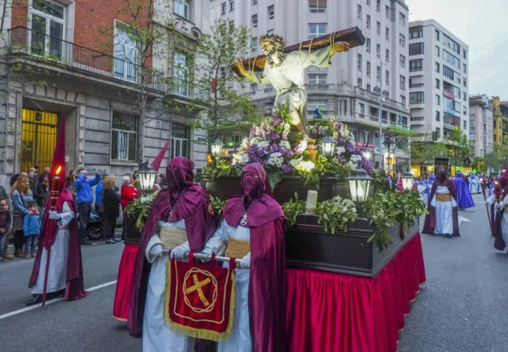 Procesiones Semana Santa Santander: figuras religiosas y nazarenos desfilan por la calle.