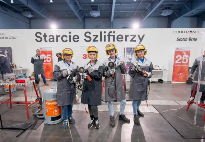 Cztery kobiety w kaskach i ochronnych okularach, gotowe do pracy jako szlifierz, trzymają szlifierki kątowe.