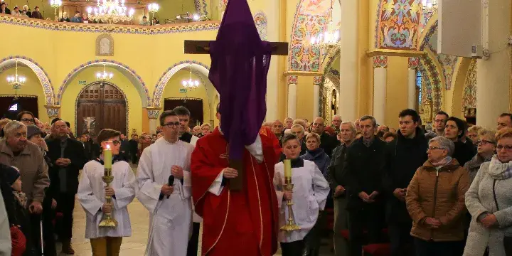 O której jest msza w wielki piątek? Sprawdź godziny liturgii