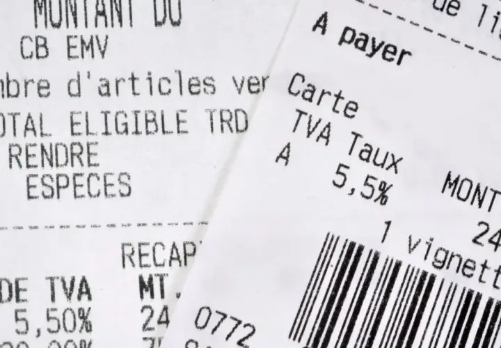 Détail d'un ticket de caisse supermarché : TVA à 5,5%, montant TTC 24,58, code TVA, et un code-barres.