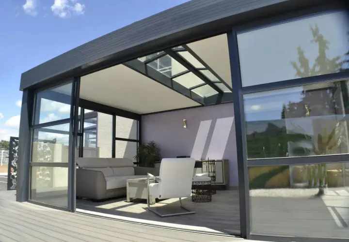 Une élégante véranda moderne avec salon, parfaite pour faire une veranda et profiter du soleil.