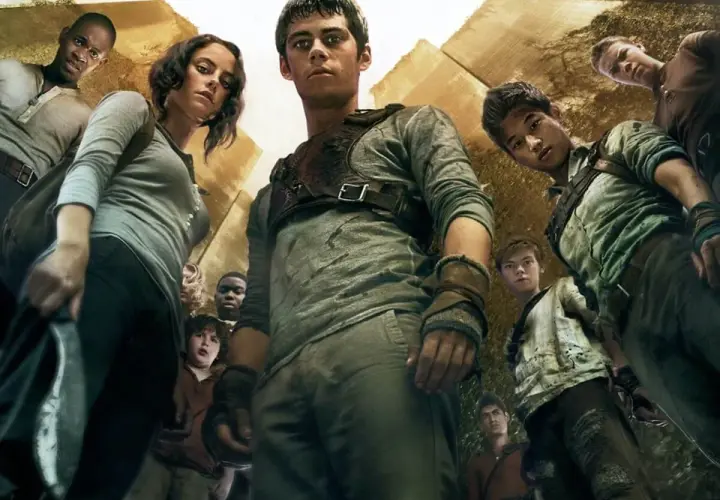 Więzień labiryntu obsada: Dylan O'Brien, Kaya Scodelario i inni młodzi bohaterowie patrzą w górę, gotowi na wyzwania.
