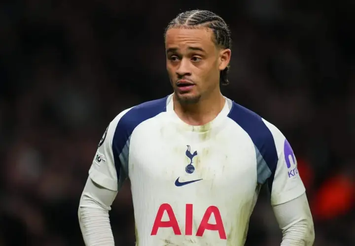 Piłkarz Tottenhamu w białej koszulce z granatowymi detalami, z charakterystyczną fryzurą. Czy to zapowiedź kolejnych tottenham transfery?