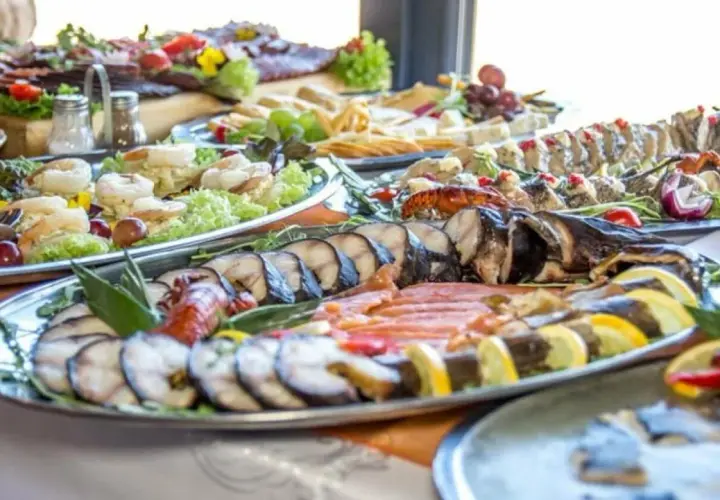 Ile kosztuje catering na wigilię? Sprawdź ceny i menu, aby zaoszczędzić
