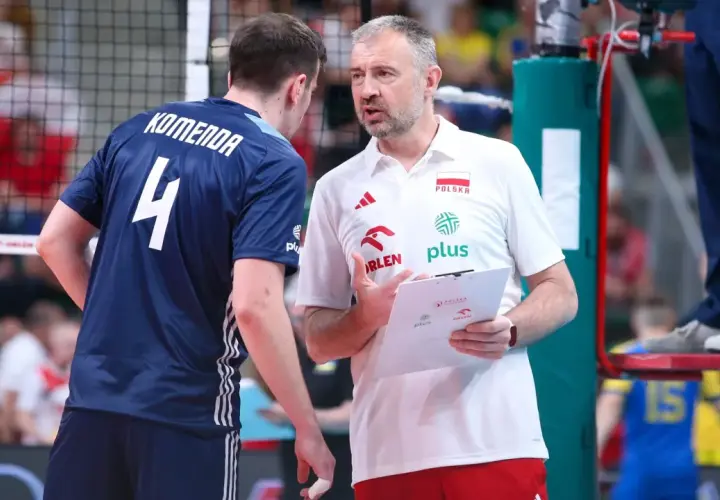 Rozgrywający reprezentacji Polski, Jakub Kochanowicz, słucha wskazówek trenera podczas meczu.