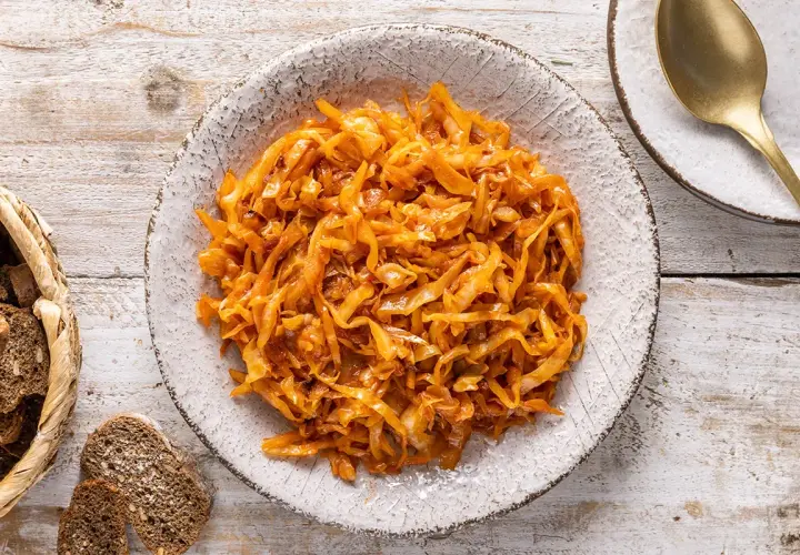 Cavolo cappuccio stufato, un classico tra le cavolo cappuccio ricette, servito in una ciotola rustica con pane integrale.