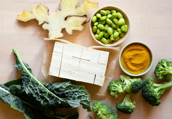 Tofu, edamame, brokuły, jarmuż i imbir – składniki do przygotowania pysznego posiłku, który pomoże jak uzupełnić białko w organizmie.