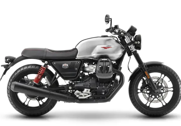 Moto Guzzi V7 Stone plateada, con asiento negro y detalles rojos. Un clásico moderno listo para la carretera.