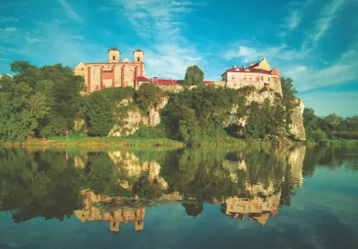 Zamek na skale nad Wisłą, odbijający się w wodzie. Jedno z fajnych miejsc w Krakowie, które warto odwiedzić.