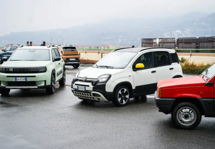 Nowe modele Fiat Panda 2025 obok starszych generacji.