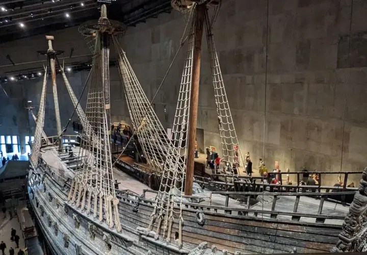 Imponerande Vasa-skepp i museets hall i centrala Stockholm. Besökare beundrar det välbevarade krigsskeppet.