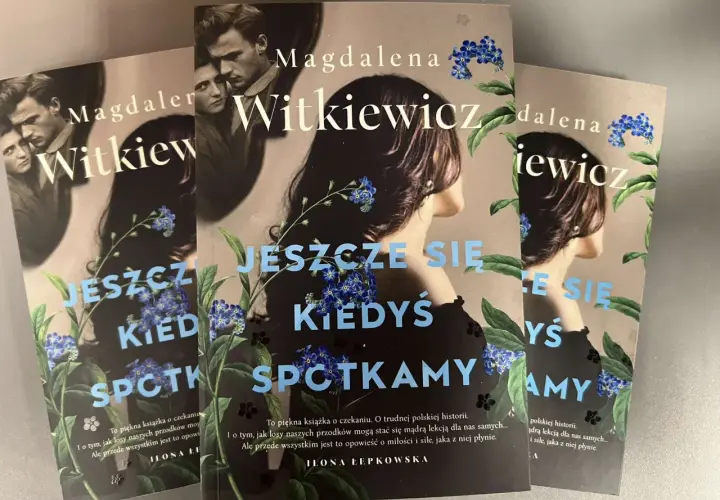 Okładki książek Magdaleny Witkiewicz "Jeszcze się kiedyś spotkamy" z motywem niezapominajek.