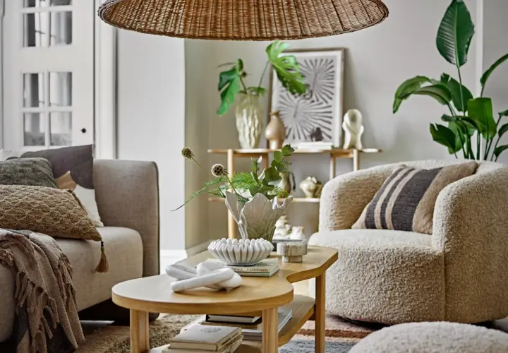 Przytulny salon w stylu skandynawskie boho. Miękkie tkaniny, naturalne materiały i rośliny tworzą relaksującą atmosferę.