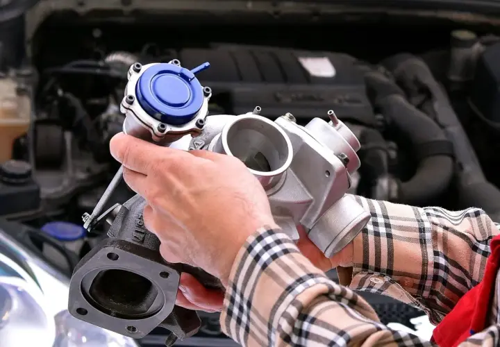 Mechanik sprawdza turbosprężarkę, by zapewnić prawidłowe ciśnienie doładowania turbiny.
