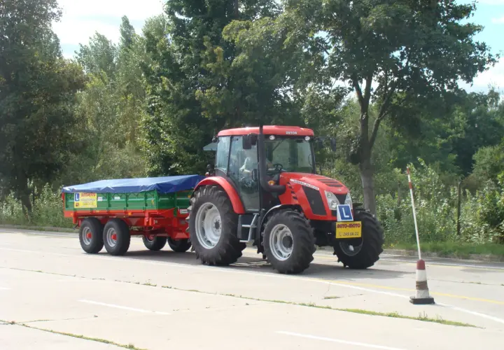 Ciągnik z przyczepą: Czy Twoje prawo jazdy C wystarczy?