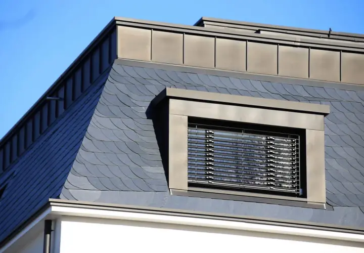 Schieferdeckung mit Fischschuppenmuster, ein Fenster mit Jalousien und ein Metalldach. Verschiedene verlegemuster schiefer deckungsarten.