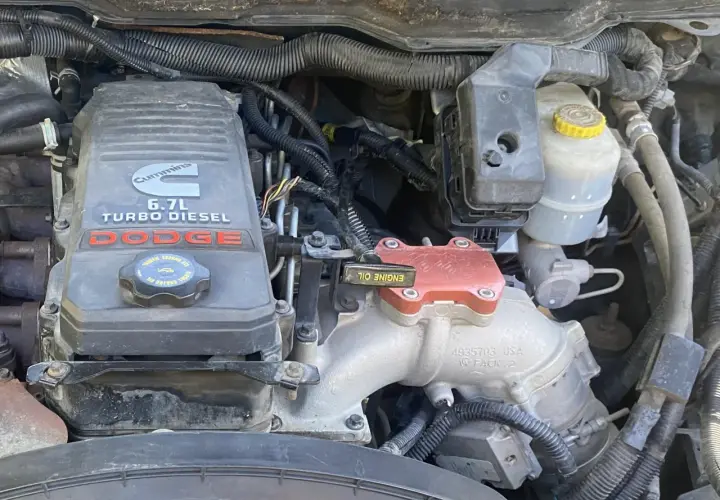 Cummins 6.7L Turbo Diesel motor i en Dodge. Kanske dags för en egr delete besiktning?