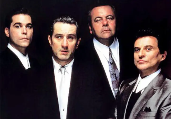 Chłopcy z ferajny obsada: Ray Liotta, Robert De Niro, Paul Sorvino i Joe Pesci w eleganckich garniturach.