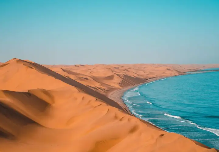 Piasek i ocean w Namibii. Kiedy najlepiej lecieć do Namibii? Odpowiedź znajdziesz, podziwiając te krajobrazy.