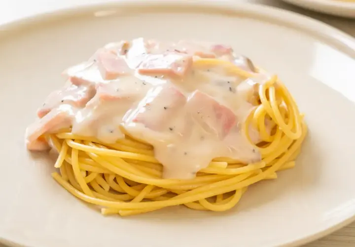 Spaghetti z kremowym sosem i kawałkami szynki. Idealny sos paprykowy do makaronu, który zachwyci każdego.
