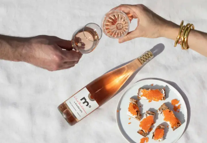 Un apéritif rosé pétillant, parfait pour accompagner ces toasts au fromage frais et œufs de poisson. Quel vin blanc pour l'apéritif ? Essayez ce rosé !