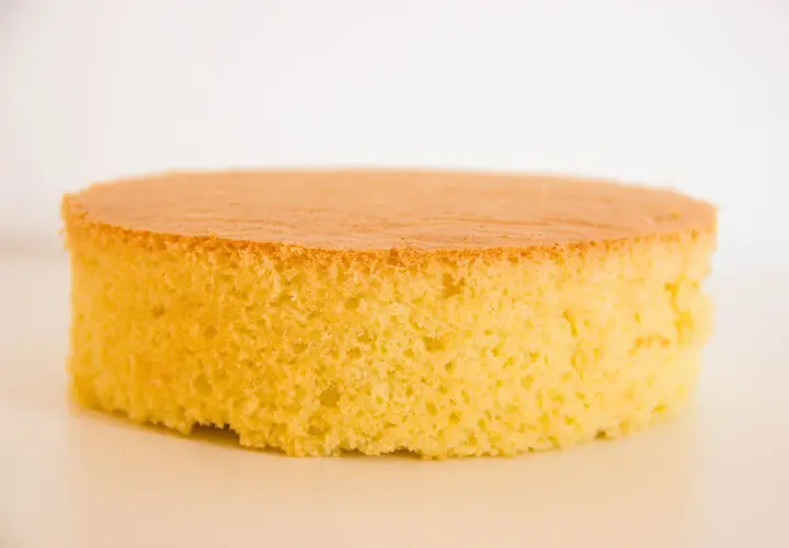 Un soffice pan di spagna, base perfetta per ogni creazione di pasticceria professionale.
