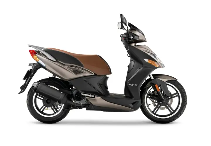 Scooter Kymco Agility City 50 en color gris y marrón, con asiento de cuero marrón y detalles plateados.