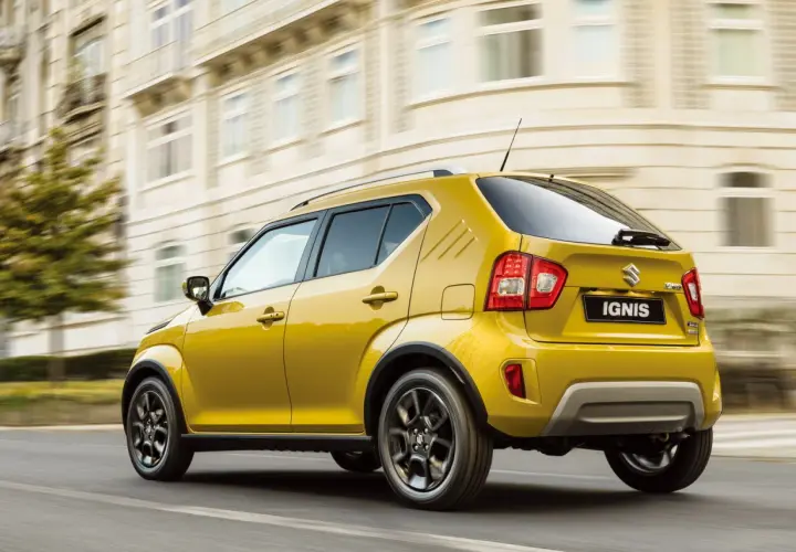 Suzuki Ignis 2026 gialla sfreccia in città, con un design audace e moderno che cattura l'attenzione.