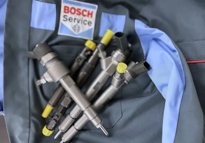 Wtryskiwacze diesla na tle logo Bosch Service. To gwarancja, że korekta wtrysku na plus jest w dobrych rękach.