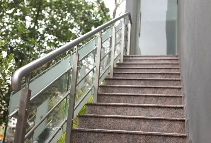 Co ile słupek balustrady? Kluczowe odległości dla bezpieczeństwa