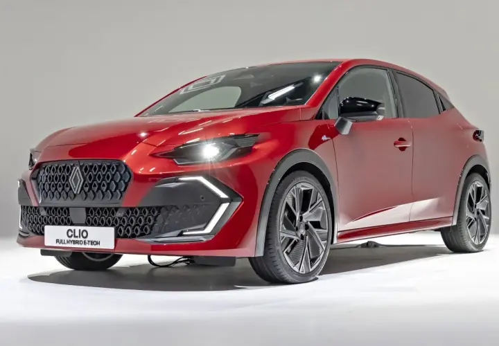 Nowy, czerwony Renault Clio 5 z hybrydowym napędem E-Tech prezentuje się nowocześnie.