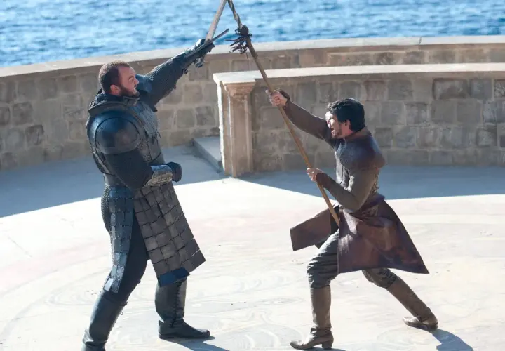 Oberyn Martell z "Gry o tron" w walce na śmierć i życie. Jego przeciwnik w ciężkiej zbroi.