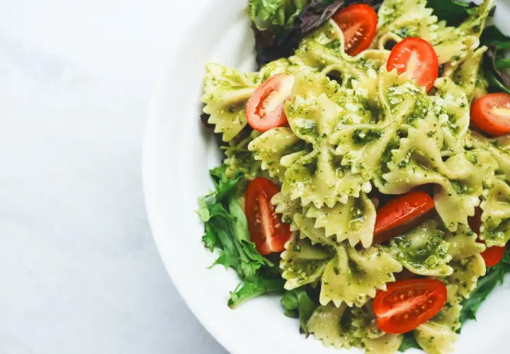 Makaron farfalle z pesto i pomidorkami koktajlowymi. Idealny pomysł, co jeść na obiad żeby schudnąć.