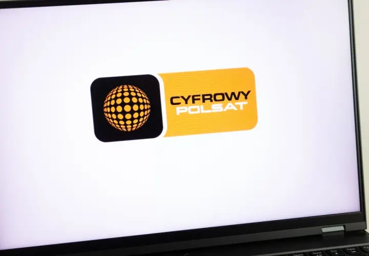 Logo Cyfrowy Polsat na ekranie laptopa. Akcje tej firmy są popularne wśród inwestorów.