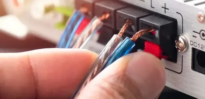 Jakim kablem podłączyć głośniki do telewizora, aby uniknąć problemów?