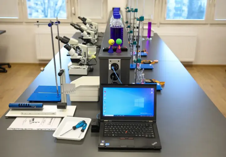 Zarobki w laboratorium kryminalistycznym: Realia, pensje i kariera