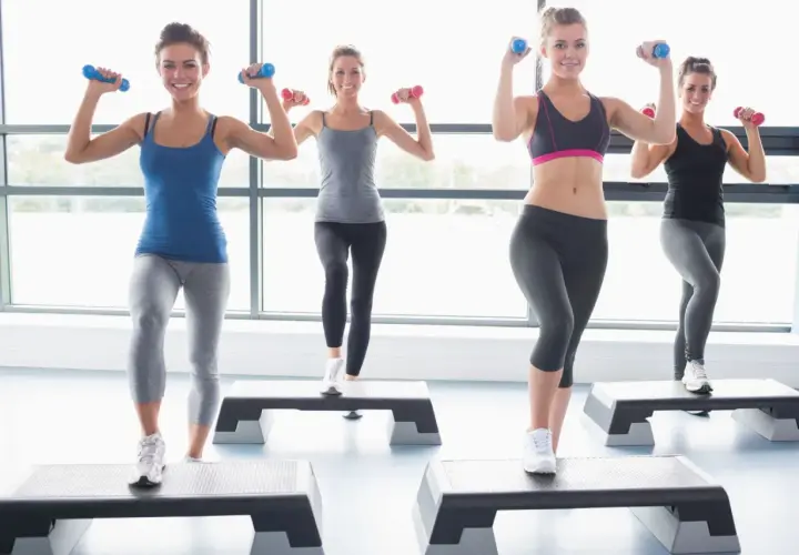Step aerobik: Jak schudnąć i spalić 600 kcal w godzinę?