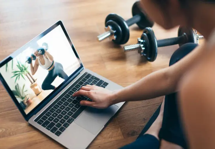 Wirtualne zajęcia fitness: dołącz do społeczności fitness online, aby ćwiczyć na żywo i podejmować wyzwania