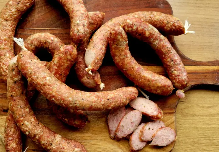 Idealna kiełbasa domowa z piekarnika? Poznaj sekret!