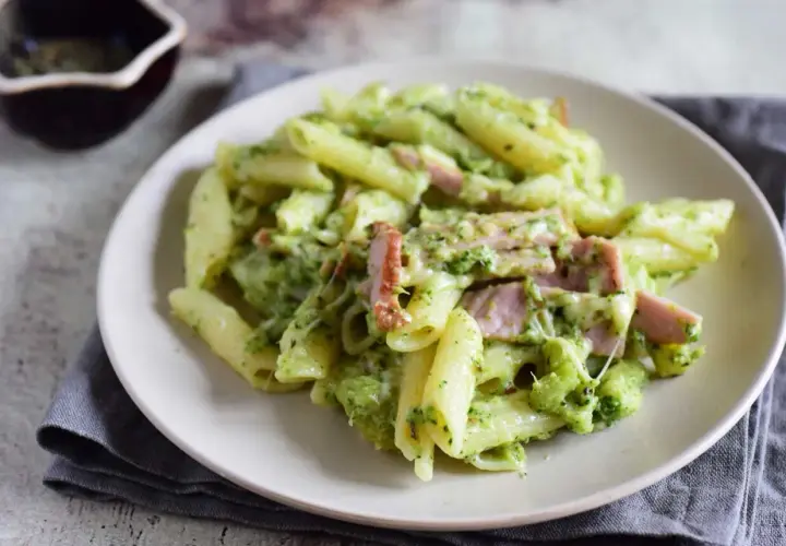 Penne z kremowym sosem brokułowym i kawałkami szynki. Pyszny makaron z brokułami, idealny na szybki obiad.