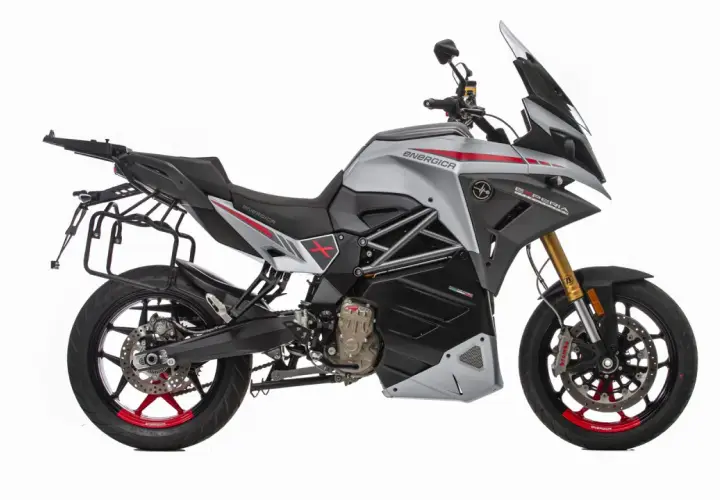 Motocicleta eléctrica Energica Experia, plateada y negra, con maletas laterales. Lista para una aventura energética.