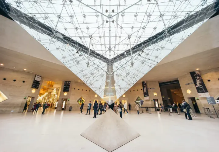 Menschen im Louvre-Museum, Paris, unter der Glaspyramide. Hier ist die Mona Lisa in echt zu sehen.
