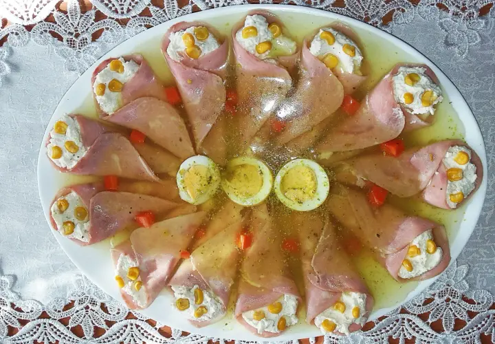 Roladki z szynki z serkiem almette i chrzanem, ozdobione kukurydzą, papryką i jajkiem na twardo, w galarecie.