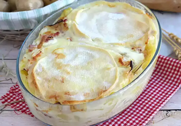 Gratin savoyard réconfortant, avec pommes de terre, lardons et fromage fondant. Une recette savoyarde parfaite pour se réchauffer.