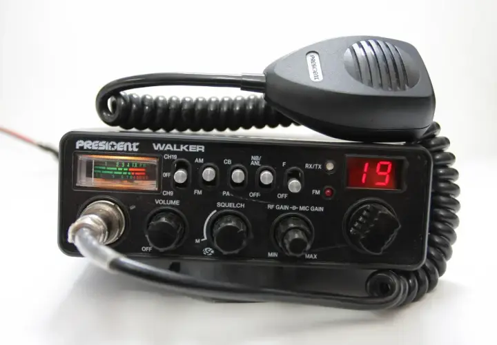Radiotelefon President Walker z mikrofonem, gotowy do rejestracji CB. Na wyświetlaczu kanał 19.